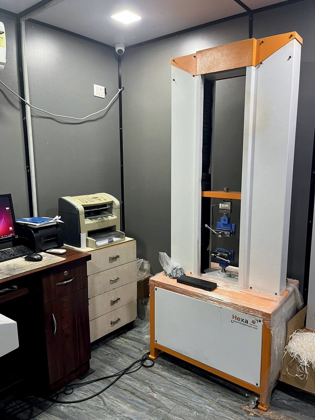 Universal tensile testing machine